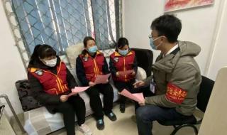地铁安全员闻女乘客头发